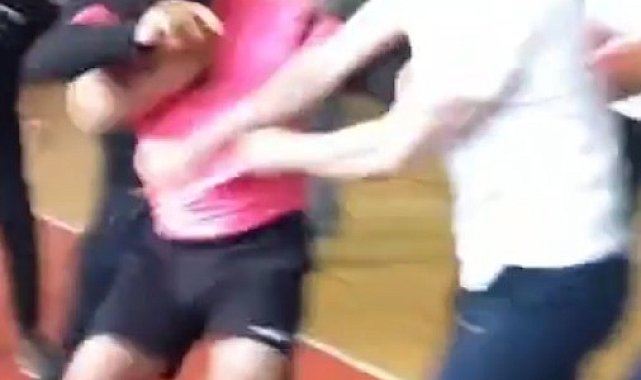 Futsal turnuvası boks ringine döndü: Hakem ve öğretmen arasında kavga anı kamerada