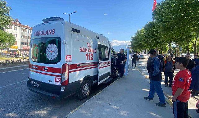 Motosiklet babaanne ile torununa çarptı: 3 yaralı