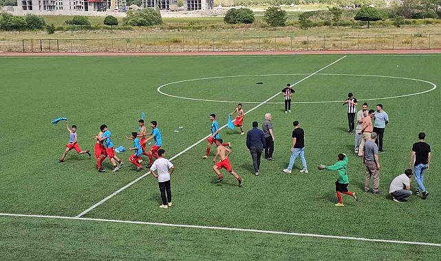 Adilcevaz'da okullar arası futbol turnuvasında kupa Aydınlar beldesinin oldu