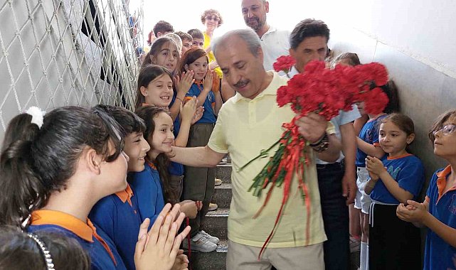 Emekli olan 45 yıllık öğretmene okulda uğurlama töreni