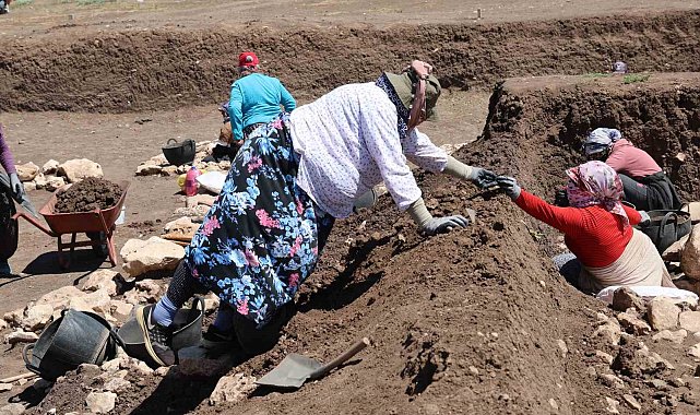 Evde pirinçten taş ayıklayan kadınlar, arkeolojik kazılarda buluntu ve veri ayıklıyor