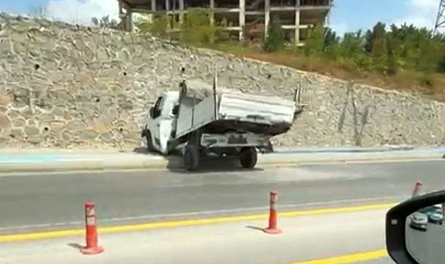 Park halindeki kamyonet istinat duvarından caddeye düştü