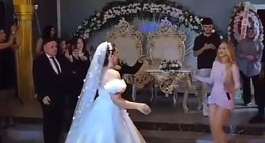 Rumen şarkıcı Otilia düğünde sahne aldı