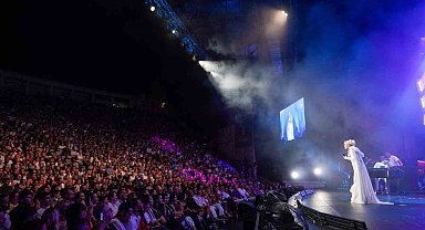 79 yaşındaki Süperstar Ajda Pekkan 3 saat kaldığı sahnede 45 şarkı söyledi