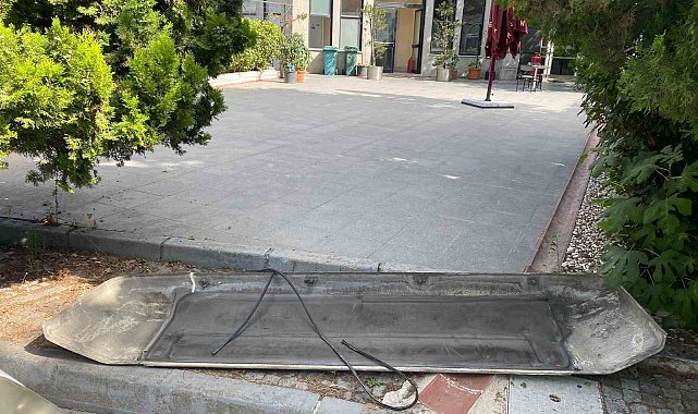 Arnavutköy'de İETT otobüsünün havalandırma kapağı uçtu: Bir vatandaş faciadan döndü