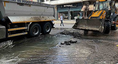 Ünye'de şebeke suyu borusu patladı