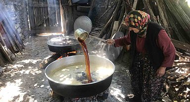 50 kiloluk kazanlarda 1 litre külle kaynatılıyor, kilosu 500 liradan satılıyor