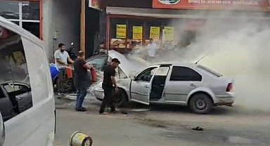 Adana'da yanan otomobili esnaf su ve yangın tüpüyle söndürdü