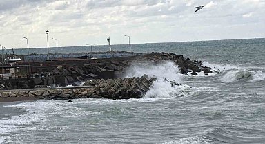 Akçakoca'da fırtına etkili oluyor