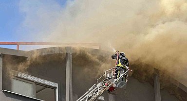 Alanya'da inşaat halindeki apartmanın çatı katında çıkan yangın korkuttu