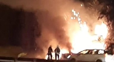 Alev alev yanan otomobil kullanılamaz hale geldi