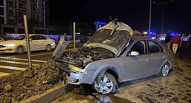 Alkollü sürücü elektrik direğine çarptı: 1 yaralı