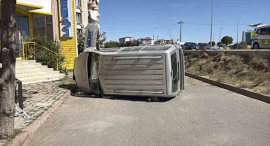 Araçlardan biri yoldan çıkıp devrildi, kazada yaralanan olmadı