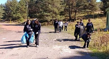 Ardahan'da öğrenciler orman temizledi