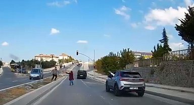 Arnavutköy'de trafikte taşlı saldırı kamerada
