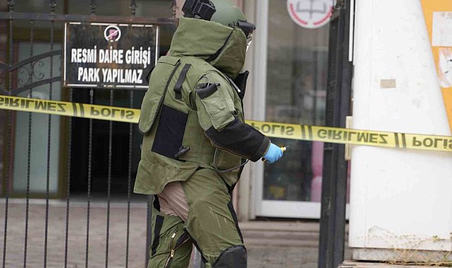 ATM önünde unutulan şüpheli çanta polisi alarma geçirdi