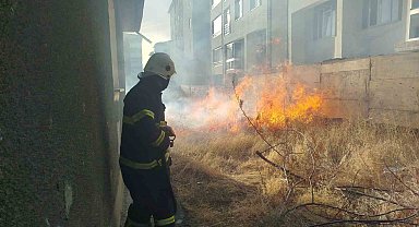 Bahçede çıkan örtü yangını itfaiye ekiplerince söndürüldü