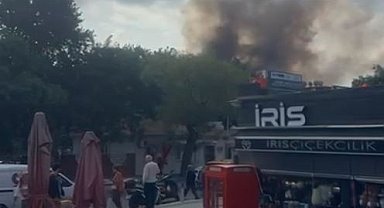 Bakırköy'de 3 katlı binanın çatısında çay demlerken kazan patladı, çatı alevlere teslim oldu