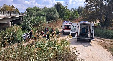Balıkesir'de otomobil dere kenarına uçtu; 2 yaralı