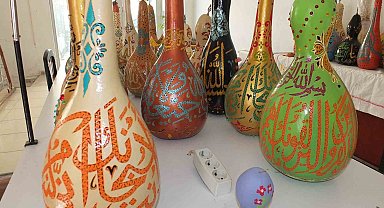 Balıkesirli sanatçı hat yazıları ile süslediği kabakları fuarda sergileyecek