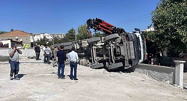 Beton mikseri devrildi, sürücüsü hafif şekilde yaralandı