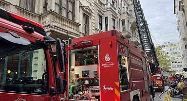 Beyoğlu'nda otelde çıkan yangın kontrol altına alındı