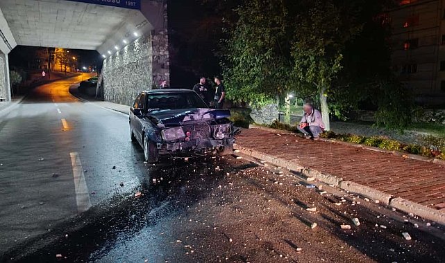 Bursa'da alkollü Mercedes araç sürücüsü, elektrik direğine çarpıp olay yerinden kaçtı