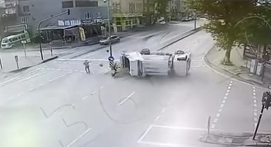 Bursa'da çöp kamyonu refüje girdikten sonra takla attı: Kaza anı kamerada