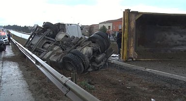 Büyükçekmece'de hafriyat kamyonu devrildi, E-5 trafiğe kapandı
