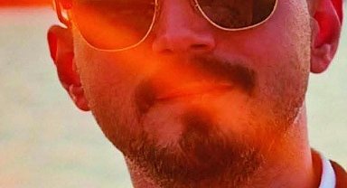 Çanakkale'de kuaför otomobilde yanarak can verdi