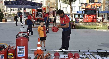 Çocuklara itfaiye ekipmanları anlatıldı