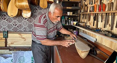 Depremde atölyesi yıkılan saz ustasına yer tahsis edildi