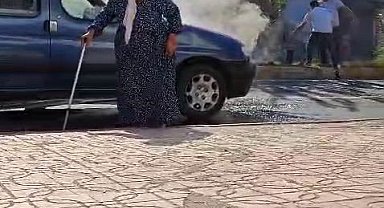 Diyarbakır'da faciadan dönüldü: Seyir halindeki araba, yaşlı kadın içindeyken alev aldı