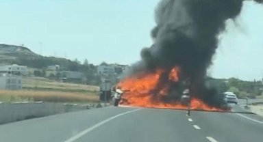 Diyarbakır'da seyir halindeki kamyonet alev topuna döndü