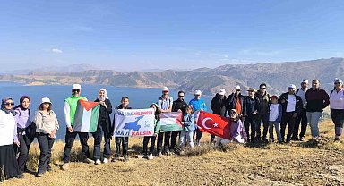 Doğaseverler Van Gölü için 8 kilometre yürüdü
