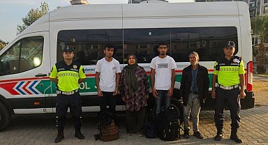 Dört düzensiz göçmen otoyol jandarmasına takıldı