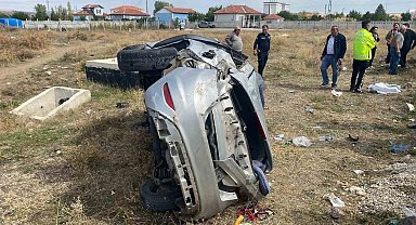 Düğün konvoyundaki otomobil tarlaya yuvarlandı: 2 yaralı