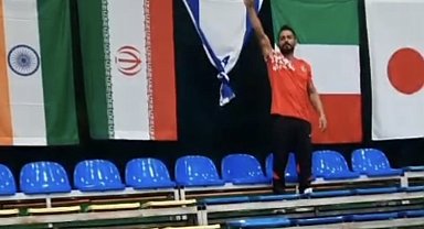 Dünya üçüncüsü oldu, soykırıma tepki göstermek için İsrail bayrağını düğümledi