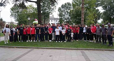Düzcesporlu futbolcular ve öğrenciler parkı temizlediler
