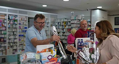 Eczacılara çiçekli kutlama