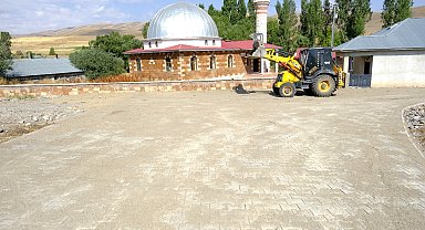Eleşkirt Abdiköy'de 2 bin metrekare kilit parke taşı döşendi