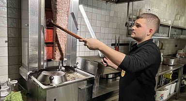 Eli kalem değil kepçe tuttu, 17 yaşında 30 çeşit yemek çıkartıyor