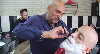 Emektar berber 50 yıldır usturasını elinden bırakmıyor
