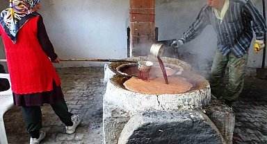 Emet Yağcık köyünde asırlardır eski usulle üzüm pekmezi yapımı geleneği sürdürülüyor