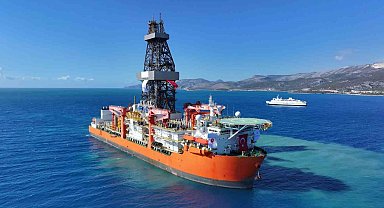 Enerji ve Tabii Kaynaklar Bakanı Alparslan Bayraktar, Türk filosuna katılan iki yeni sondaj gemisinden ilkinin Mersin Taşucu'na ulaştığını bildirdi.