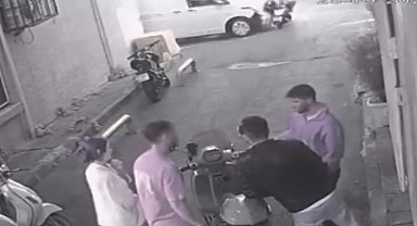 Fatih'te aniden yola çıkan motosikletliye kamyonet çarptı: O anlar kamerada