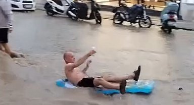 Fethiye'de turistler sel sularında eğlendi