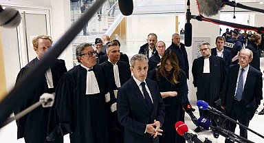 Fransa'nın eski Cumhurbaşkanı Sarkozy'e suç örgütü kurma suçundan 5 yıl hapis