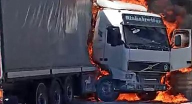 Gaziantep'te seyir halindeki tır alev aldı