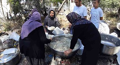 Geleneksel Hacet Bayramı'nda dağıtılan yemek için 150 kilo pirinç ve 200 kilo et kullanıldı